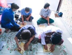 Mahasiswa KKN USM  Berikan Pelatihan Kaligrafi dari Pelepah Pisang