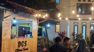 Mahasiswa Fakultas Psikologi (USM, Achmad Didik Teguh SW, Maria Fransisca Dwi Kusuna Dewi, dan Sri Nursaidah promosikan Kedai DCS