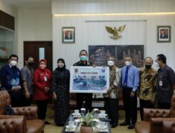 Wali Kota Semarang Serahkan Bantuan Sarana Perpustakaan USM