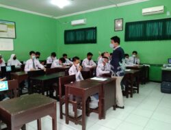 Dosen USM Gelar Pelatihan TOEFL di SMA Kesatrian 2 Semarang