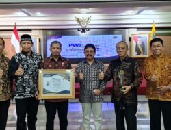 Rektor USM Terima Penghargaan PWI Jateng Awards 2022