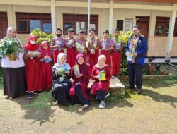 Siswa SDN Kemiriombo Diajari Manfaatkan Limbah Jadi Pot Bunga
