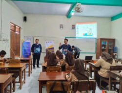 Tim PkM Dosen FTIK USM Beri Pelatihan Desain Fliyer