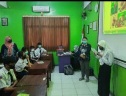 Tim PkM USM Beri Pengajaran Bahasa Inggris dengan Media Gambar Berseri