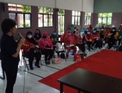 Tim PkM Dosen MKU USM Beri Pelatihan Menjaga Kesehatan Lutut pada Lansia
