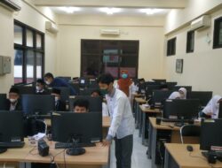 Tim PkM FTIK Beri Pelatihan Desain Grafis