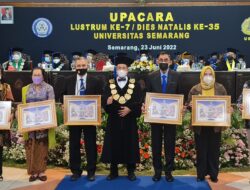 Peringati Lustrum 7, Dr Supari Beri Penghargaan pada Pendiri USM