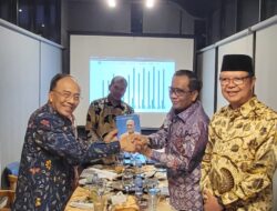 Terima Buku Biografi “Soeharsojo Teladan Politisi Santun” , Mahfud MD : Beliau Sosok yang Tekun dan Penuh Dedikasi