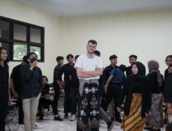 Mahasiswa Prancis Antusias Bermain Cublak-Cublak Suweng di USM