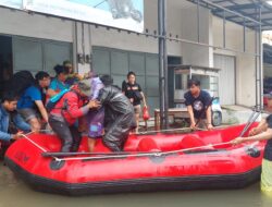 USM Bantu Evakuasi Warga Yang Sakit Korban Banjir