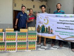 PT Pegadaian Kanwil IX Jakarta 2 Bagikan Paket Mukena dan Sembako ke 6 Bank Sampah Binaan