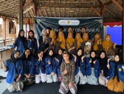 Mahasiswa Universitas Semarang Program Studi Pariwisata mengadakan kegiatan Focus Group Discussion di Kampung Jawi tentang promosi melalui media sosial