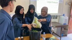 Dari Sampah Jadi Berkah : KKN USM Edukasi Pembuatan Pupuk Cair di Bandarjo Ungaran