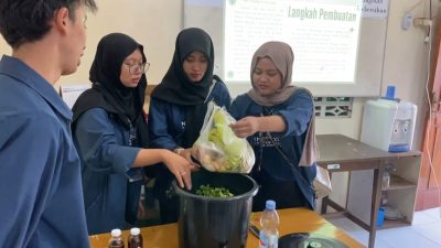 Dari Sampah Jadi Berkah : KKN USM Edukasi Pembuatan Pupuk Cair di Bandarjo Ungaran